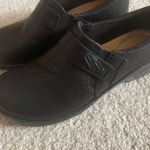 Clarks Womens Closed Toe Slip-On Shoe